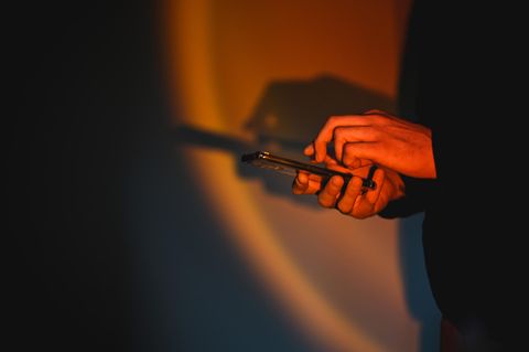 Sugardaddy hält ein Handy in der Hand
