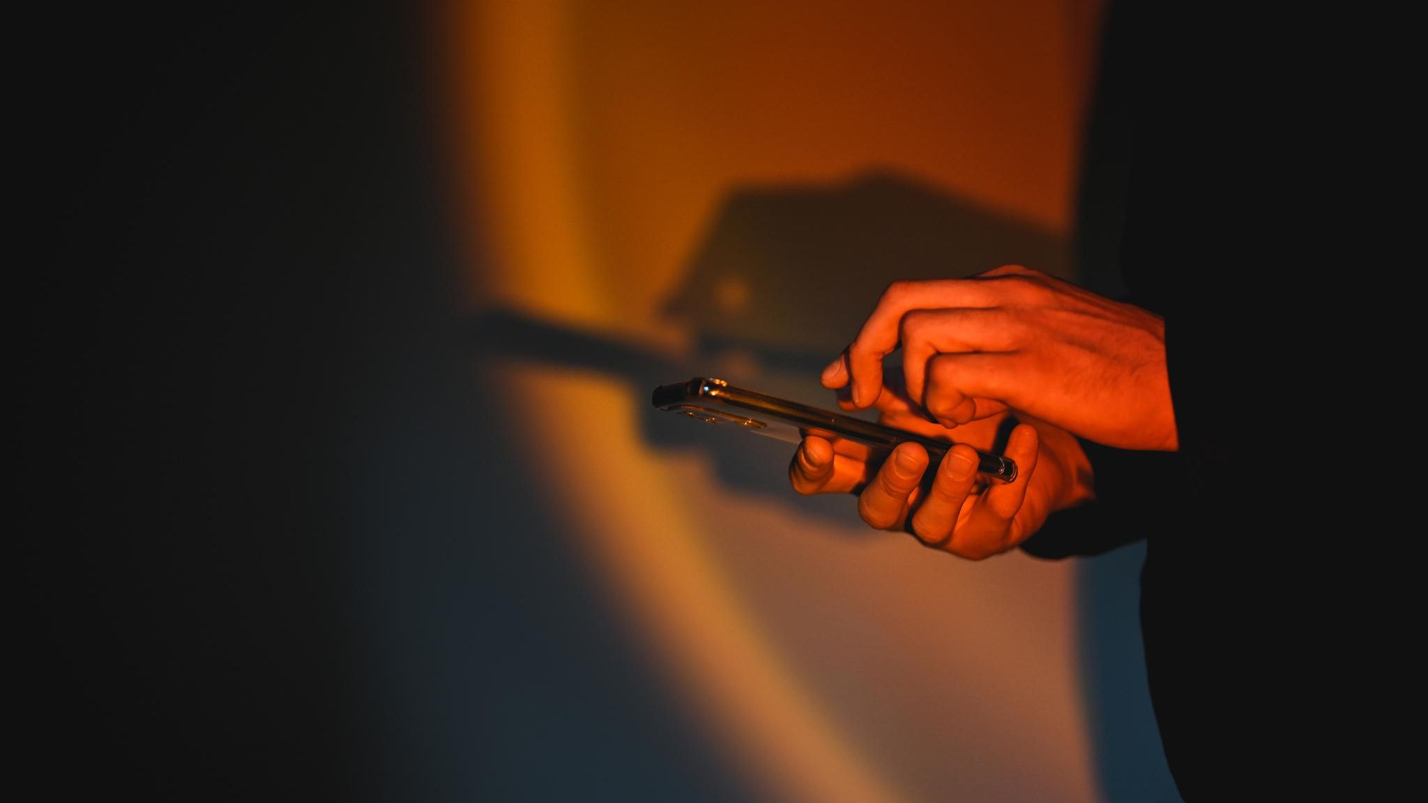 Sugardaddy hält ein Handy in der Hand