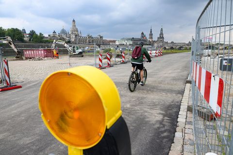 Nach mehr als einem Jahr Sperre in nach dem Einsturz der Carolabrücke können auch am Neustädter Ufer wieder Fußgänger und Radfah