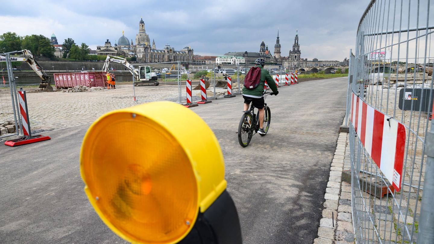 Nach mehr als einem Jahr Sperre in nach dem Einsturz der Carolabrücke können auch am Neustädter Ufer wieder Fußgänger und Radfah