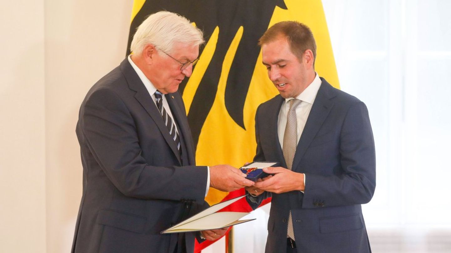 Frank-Walter Steinmeier überreicht Philipp Lahm das Bundesverdienstkreuz in Berlin.