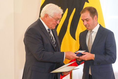 Frank-Walter Steinmeier überreicht Philipp Lahm das Bundesverdienstkreuz in Berlin.