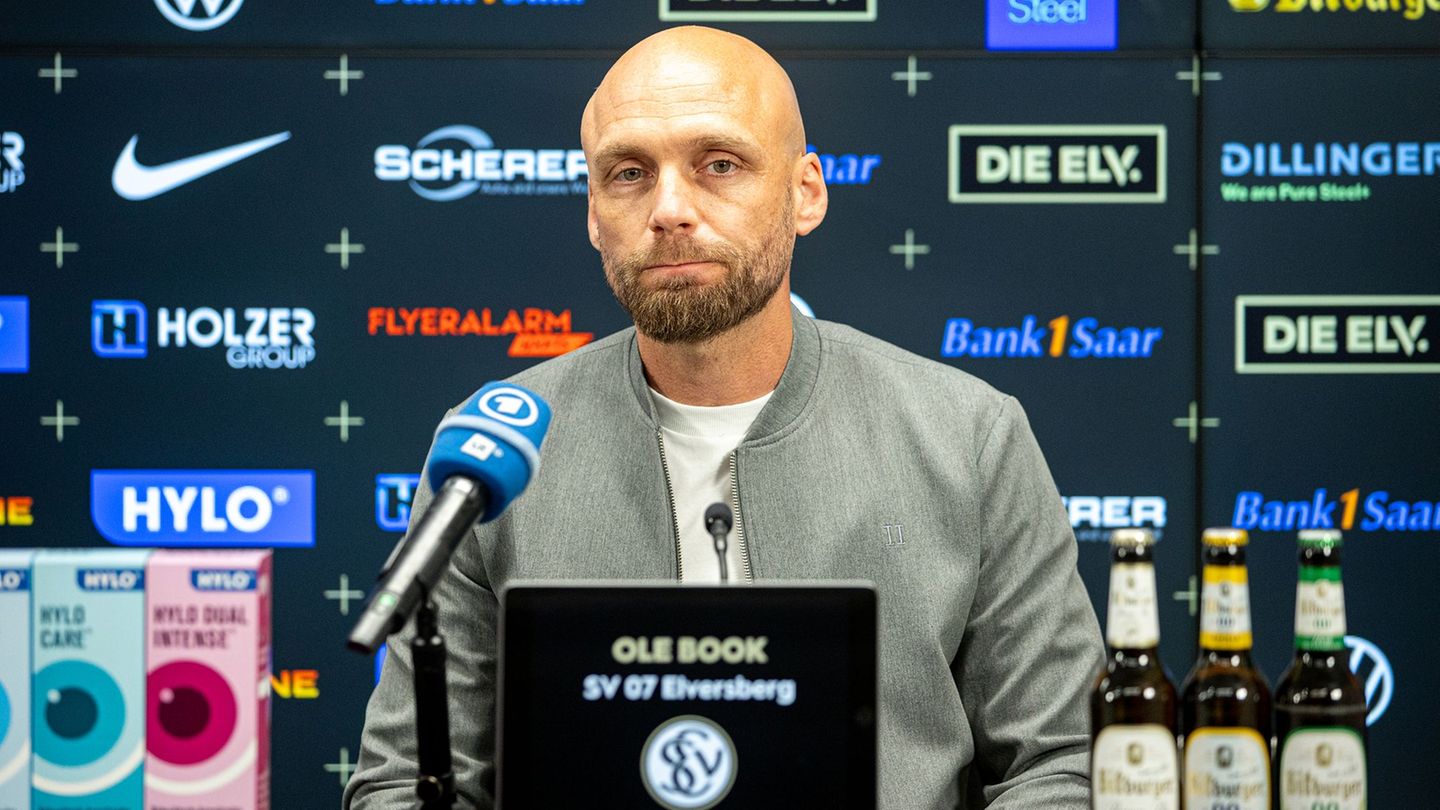 Ole Book hat seinen Vertrag als Sportvorstand der SV Elversberg verlängert. Foto: Laszlo Pinter/dpa