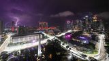 Ein Blitz am Himmel über der Formel-1-Strecke in Singapur