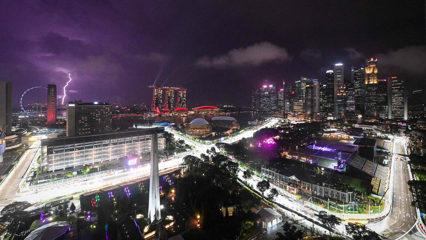 Ein Blitz am Himmel über der Formel-1-Strecke in Singapur