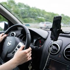 Mit einer Aktionswoche will die Polizei auf die Gefahr von Ablenkung am Steuer aufmerksam machen. (Symbolbild) Foto: Melissa Eri