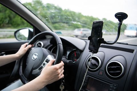 Mit einer Aktionswoche will die Polizei auf die Gefahr von Ablenkung am Steuer aufmerksam machen. (Symbolbild) Foto: Melissa Eri