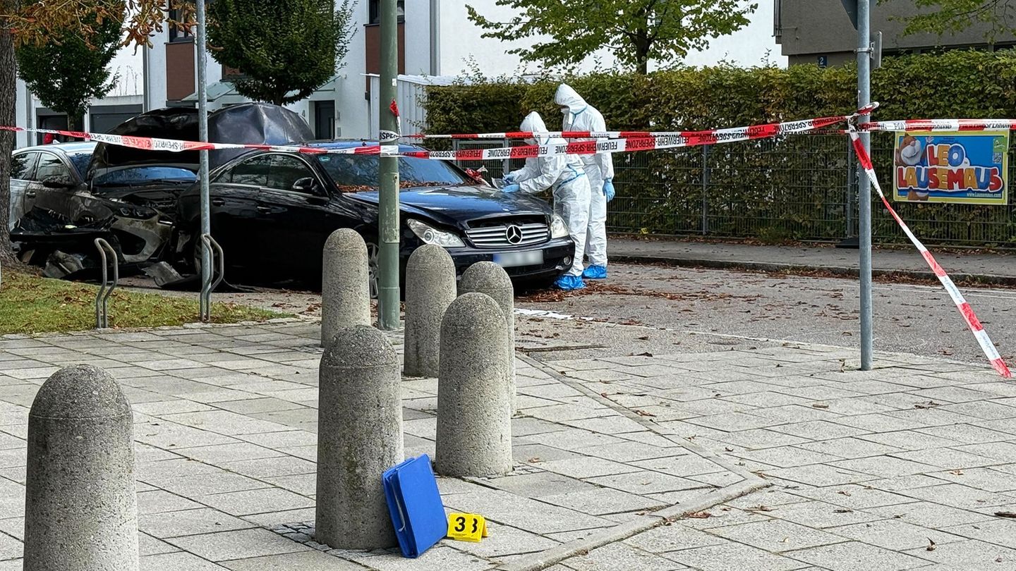 Beamte der Spurensicherung sind neben zwei ausgebrannten Autos im Einsatz. Die Polizei bittet um Zeugenhinweise. Foto: Roland Fr