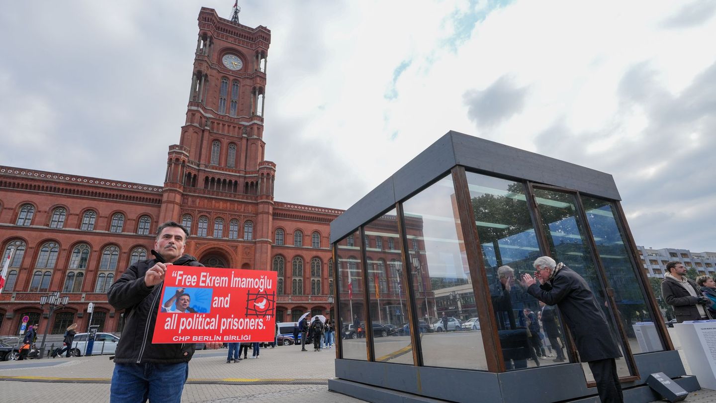 Die Installation vor dem Rathaus zeigt, wie eine Zelle im berüchtigten Silivri-Gefängnis in der Türkei aussieht. Foto: Soeren St