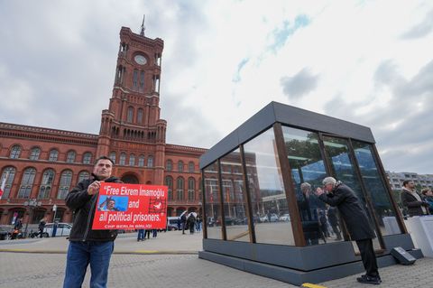 Die Installation vor dem Rathaus zeigt, wie eine Zelle im berüchtigten Silivri-Gefängnis in der Türkei aussieht. Foto: Soeren St