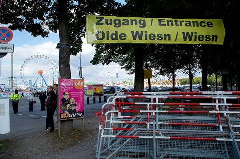 Absperrungen vor dem Eingang des Oktoberfest-Geländes