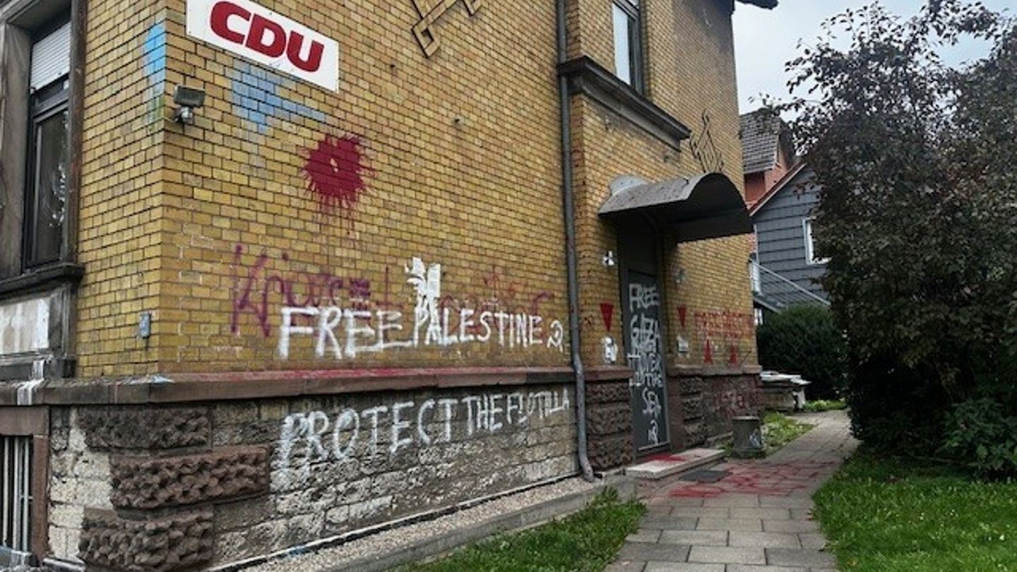 Die Polizei geht nach den Farbschmierereien an Partei-Gebäuden in Göttingen von politisch motivierten Taten aus. Foto: --/Wahlkr