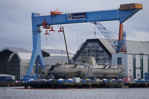 Auch über der Kieler U-Boot-Werft TKMS sollen Drohnen gesichtet worden sein. (Symbolbild) Foto: Marcus Brandt/dpa