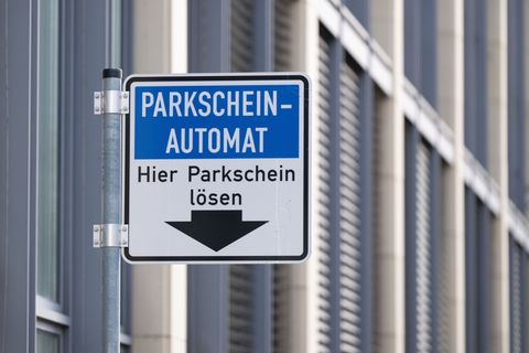 In verschiedenen Städten bringen Betrüger gefälschte QR-Codes an Parkscheinautomaten an, zuletzt zum wiederholten Mal in Augsbur