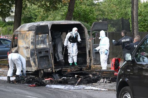 Auch ein Transporter brannte aus. Foto: Felix Hörhager/dpa