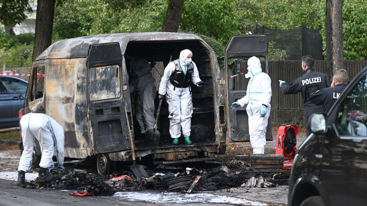 Auch ein Transporter brannte aus. Foto: Felix Hörhager/dpa