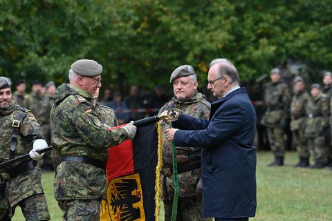 Sachsen-Anhalts Ministerpräsident Reiner Haseloff befestigte an der Fahne das Band mit dem Namen des Regiments. Foto: Klaus-Diet
