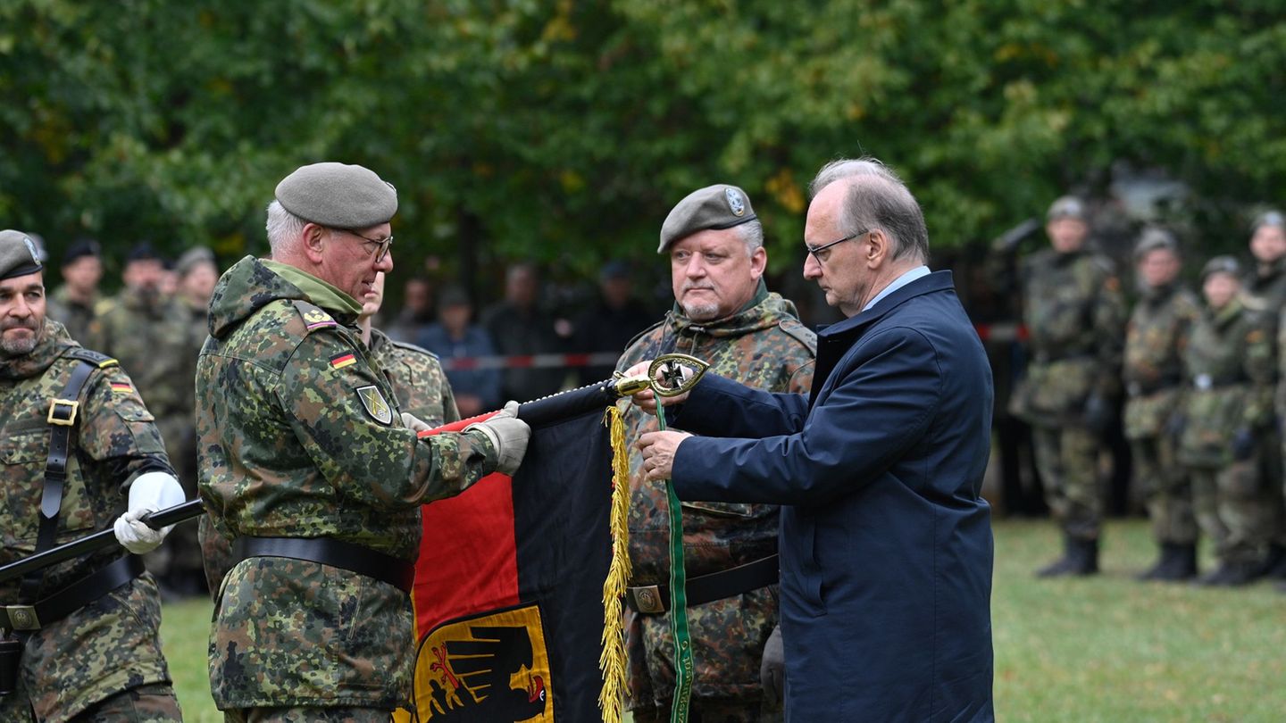 Sachsen-Anhalts Ministerpräsident Reiner Haseloff befestigte an der Fahne das Band mit dem Namen des Regiments. Foto: Klaus-Diet