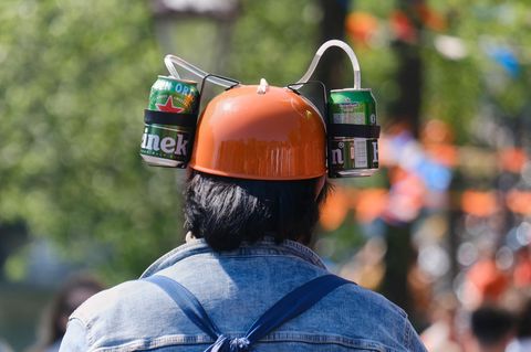 Ig-Nobelpreis: Ein Holländer trägt am Kings Day einen Bierhelm