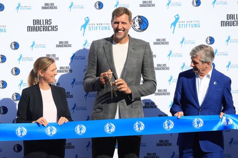 Dirk Nowitzki bei der Einweihung des Courts in Würzburg. Foto: Karl-Josef Hildenbrand/dpa