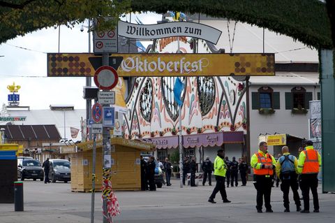 Bis 17.30 Uhr blieb das Oktoberfest nach einer Drohung geschlossen. Foto: Michael Faulhaber/dpa