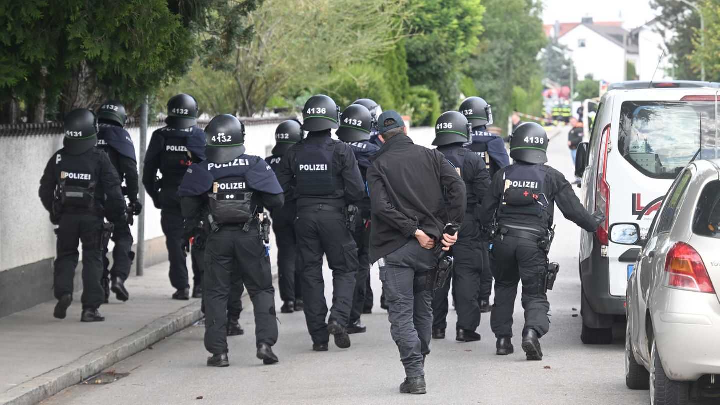 Mit einem Großaufgebot war die Polizei im Münchner Norden im Einsatz, ebenso auf dem Oktoberfest. Foto: Felix Hörhager/dpa