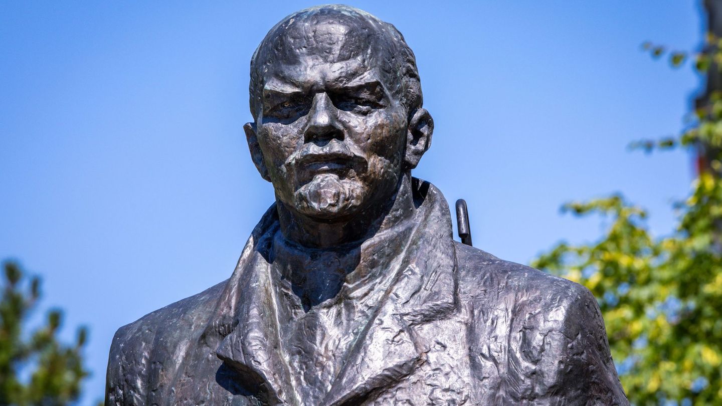 Das monumentale Lenin-Denkmal ist unter Denkmalschutz gestellt worden. (Archivbild) Foto: Jens Büttner/dpa