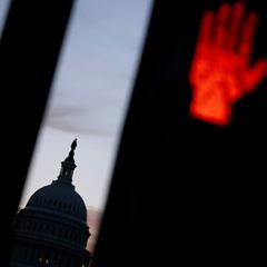 USA im Shutdown: Das Kapitol hinter einer roten Ampel