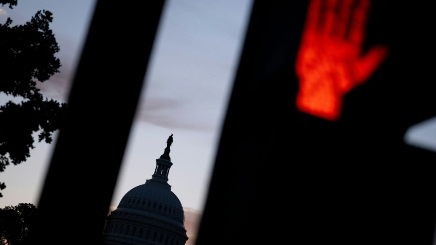 USA im Shutdown: Das Kapitol hinter einer roten Ampel