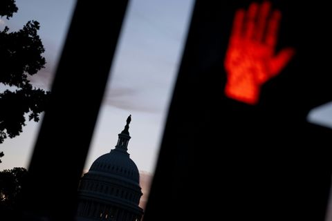 USA im Shutdown: Das Kapitol hinter einer roten Ampel