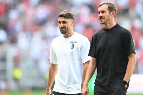 Vincenzo Grifo (l), Julian Schuster und der SC Freiburg sind beim FC Bologna zu Gast. (Archivbild) Foto: Carmen Jaspersen/dpa