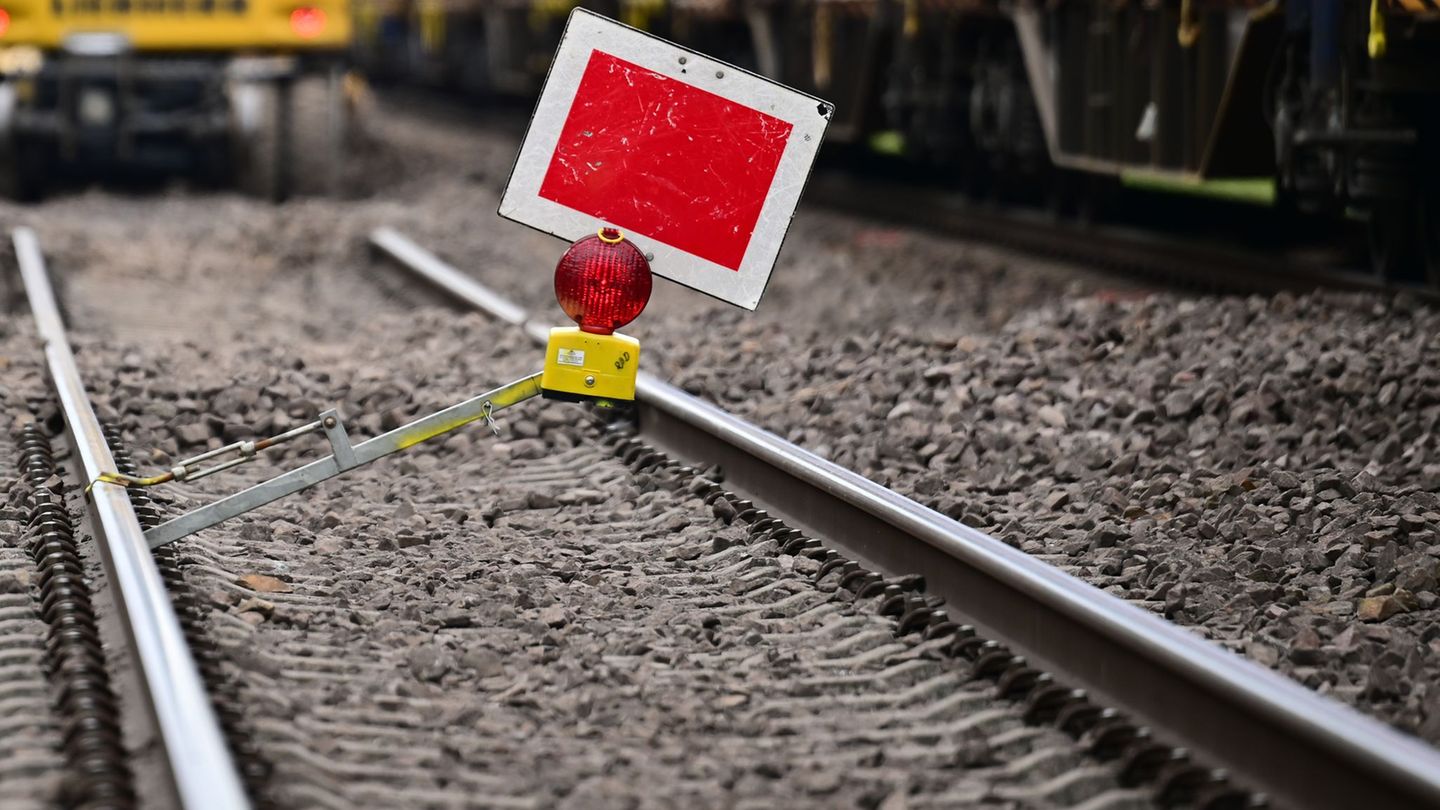 Wegen eines Feuerwehreinsatzes wurde die Bahnstrecke zwischen Verden und Rotenburg vorübergehend gesperrt. (Symbolbild) Foto: Se