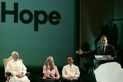 Schwarzenegger (l.) und Papst Leo XIV. (r.)
