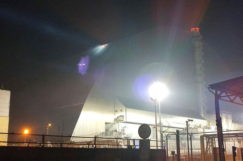 Die Schutzhülle über dem zerstörten Reaktor. Foto: Uncredited/Ukrainian Emergency Service/AP/dpa