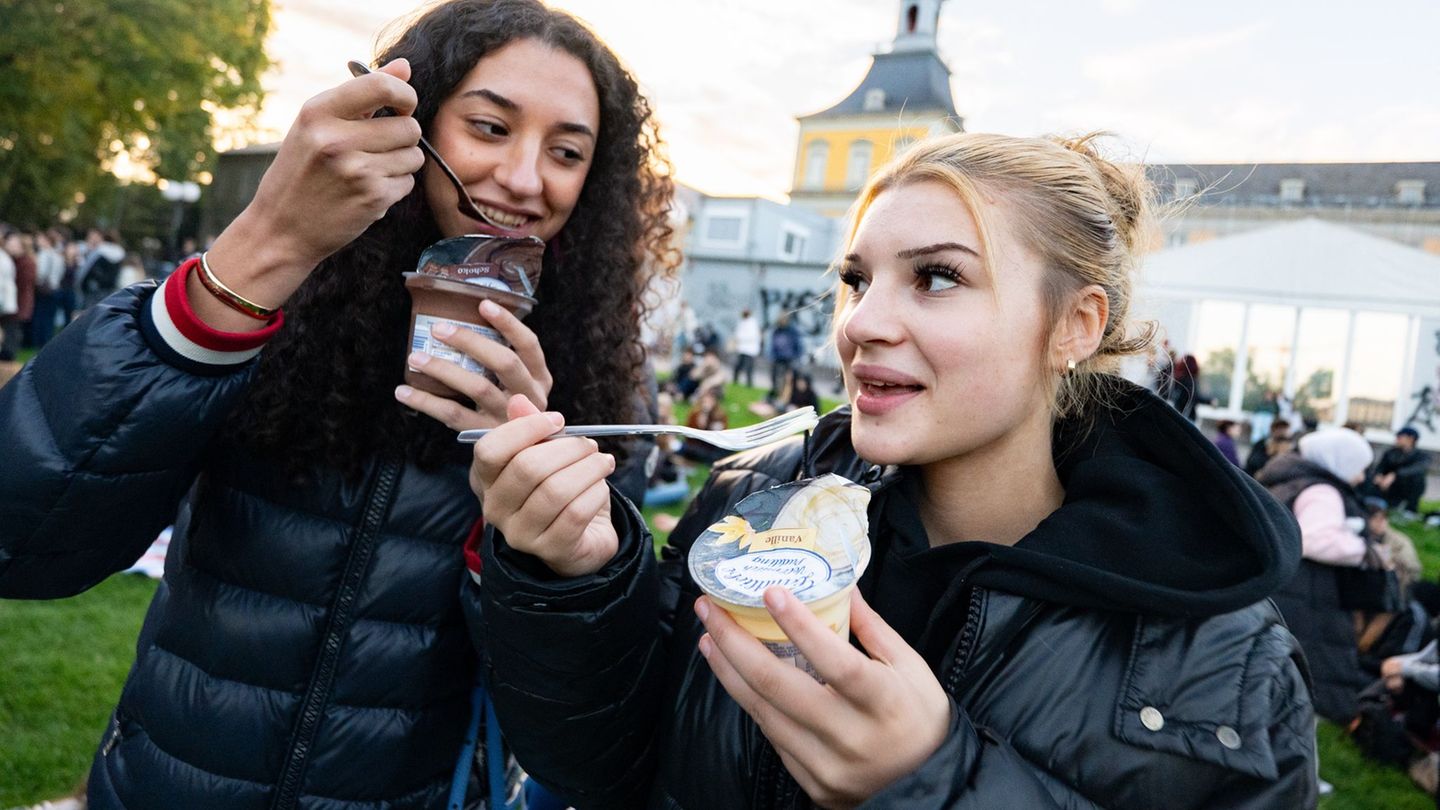 Auf der Hofgartenwiese ging der Pudding mit Gabeln zum Mund. Foto: Benjamin Westhoff/dpa