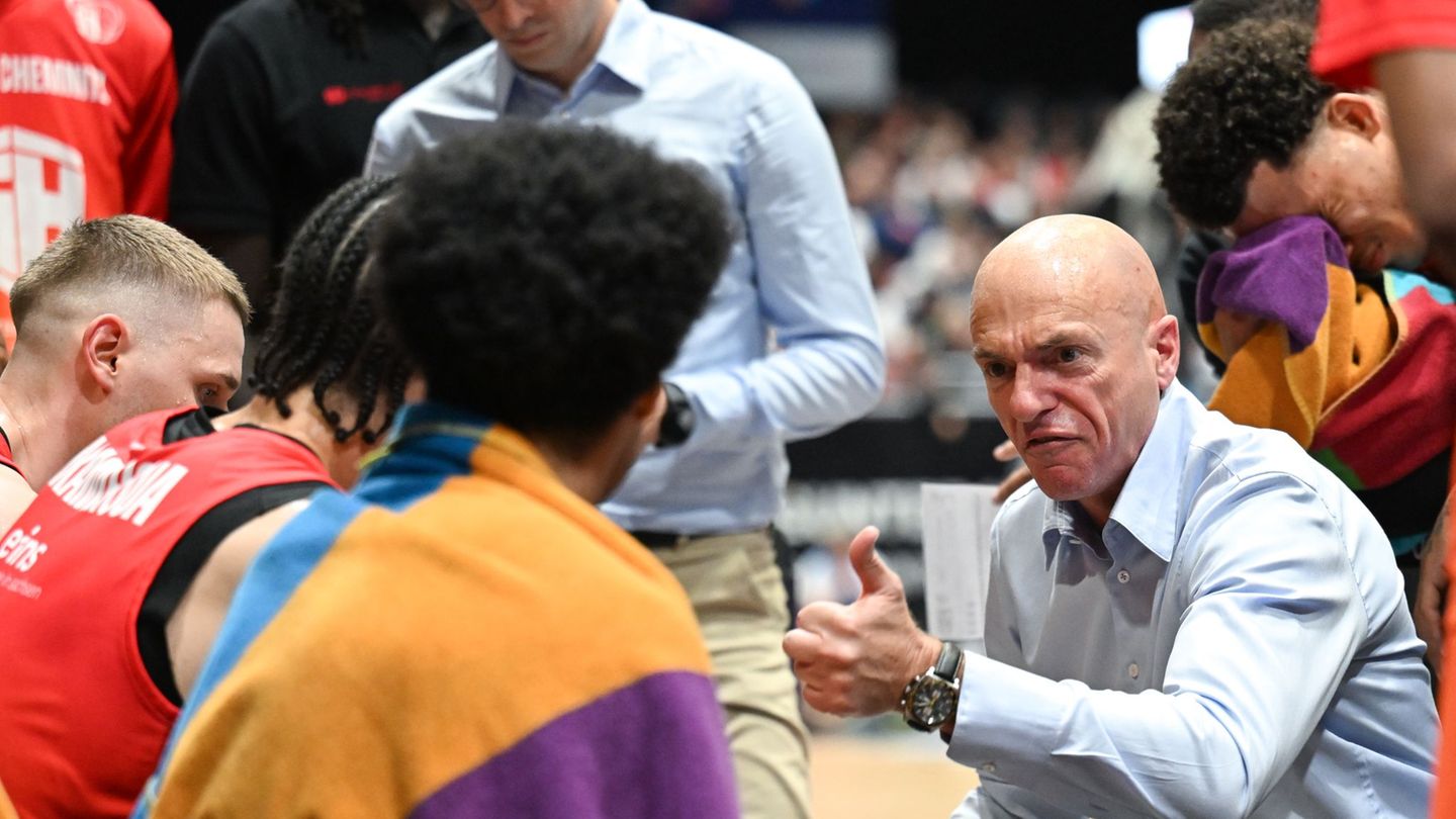 Trainer Rodrigo Pastore erlebte eine unglückliche Niederlage des Basketball-Bundesligisten Niners Chemnitz zum Eurocup-Start bei