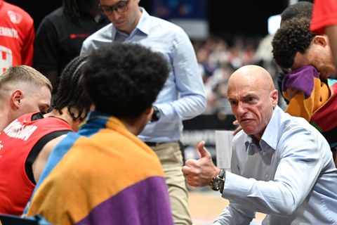 Trainer Rodrigo Pastore erlebte eine unglückliche Niederlage des Basketball-Bundesligisten Niners Chemnitz zum Eurocup-Start bei