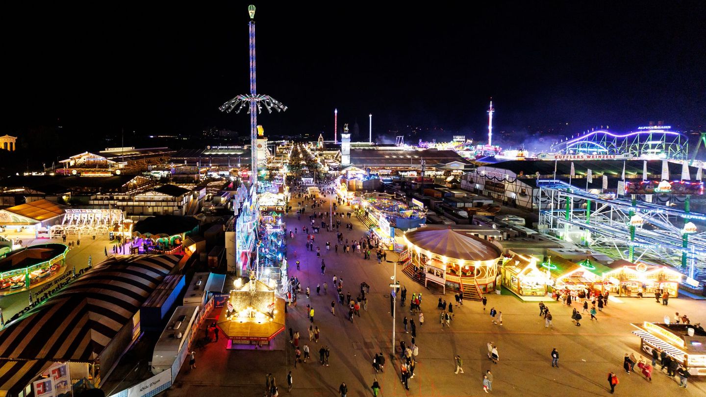 Das Münchner Oktoberfest durfte am Mittwochabend nach einer Bombendrohung wieder öffnen. Foto: Daniel Karmann/dpa