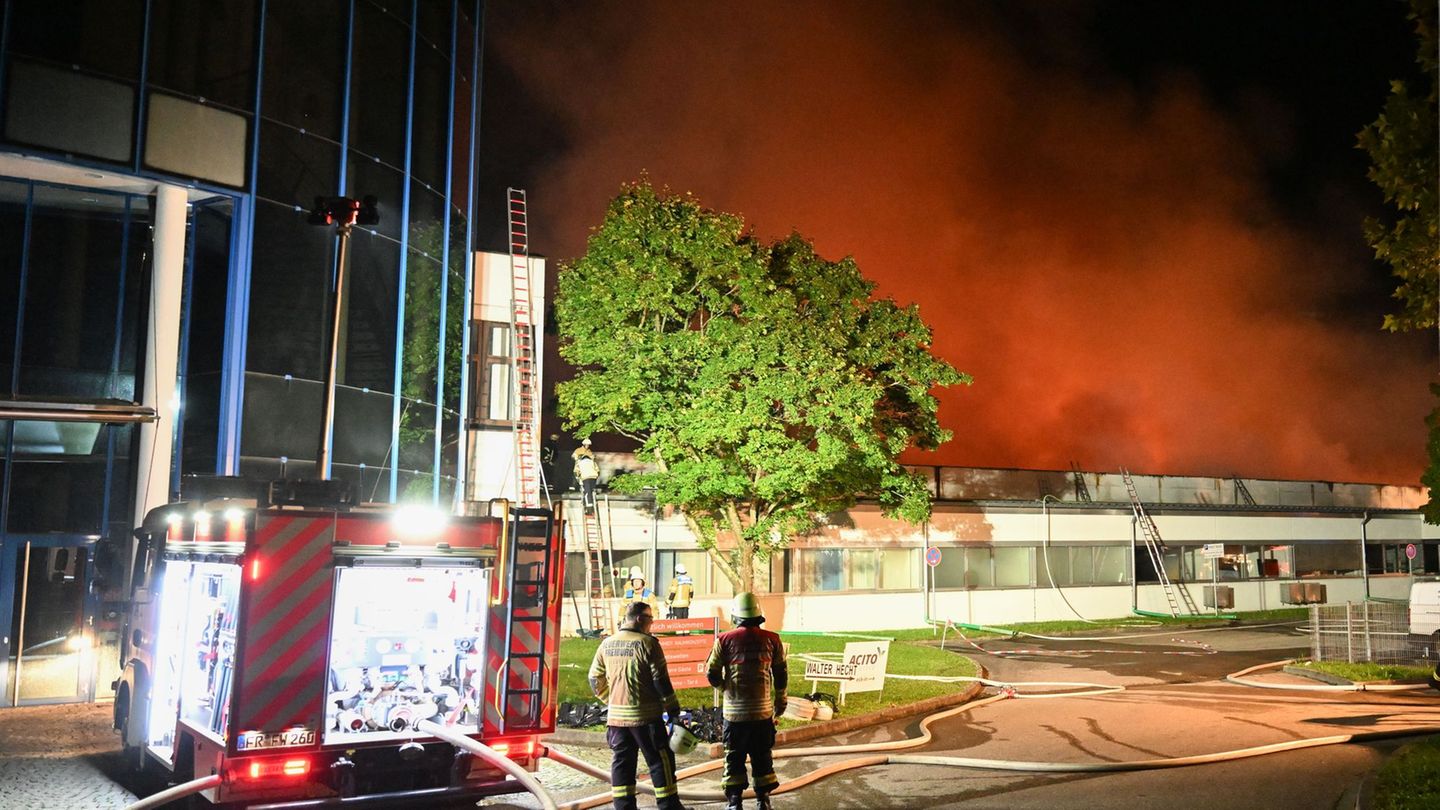 Die Feuerwehr war mit mehr als 200 Einsatzkräften vor Ort