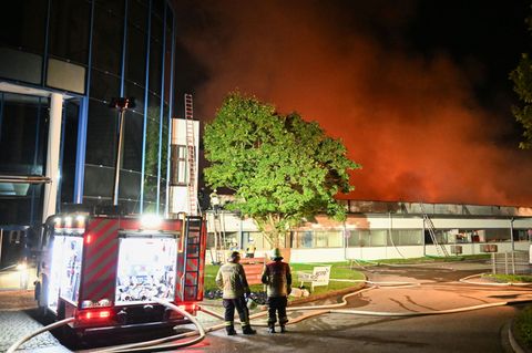 Die Feuerwehr war mit mehr als 200 Einsatzkräften vor Ort. Foto: Bernd Weißbrod/dpa