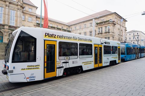 Der Demokratiezug in Kassel ist ein rollender Treffpunkt für offene Debatten. Foto: Can Wagener/Platz nehmen für Demokratie/dpa
