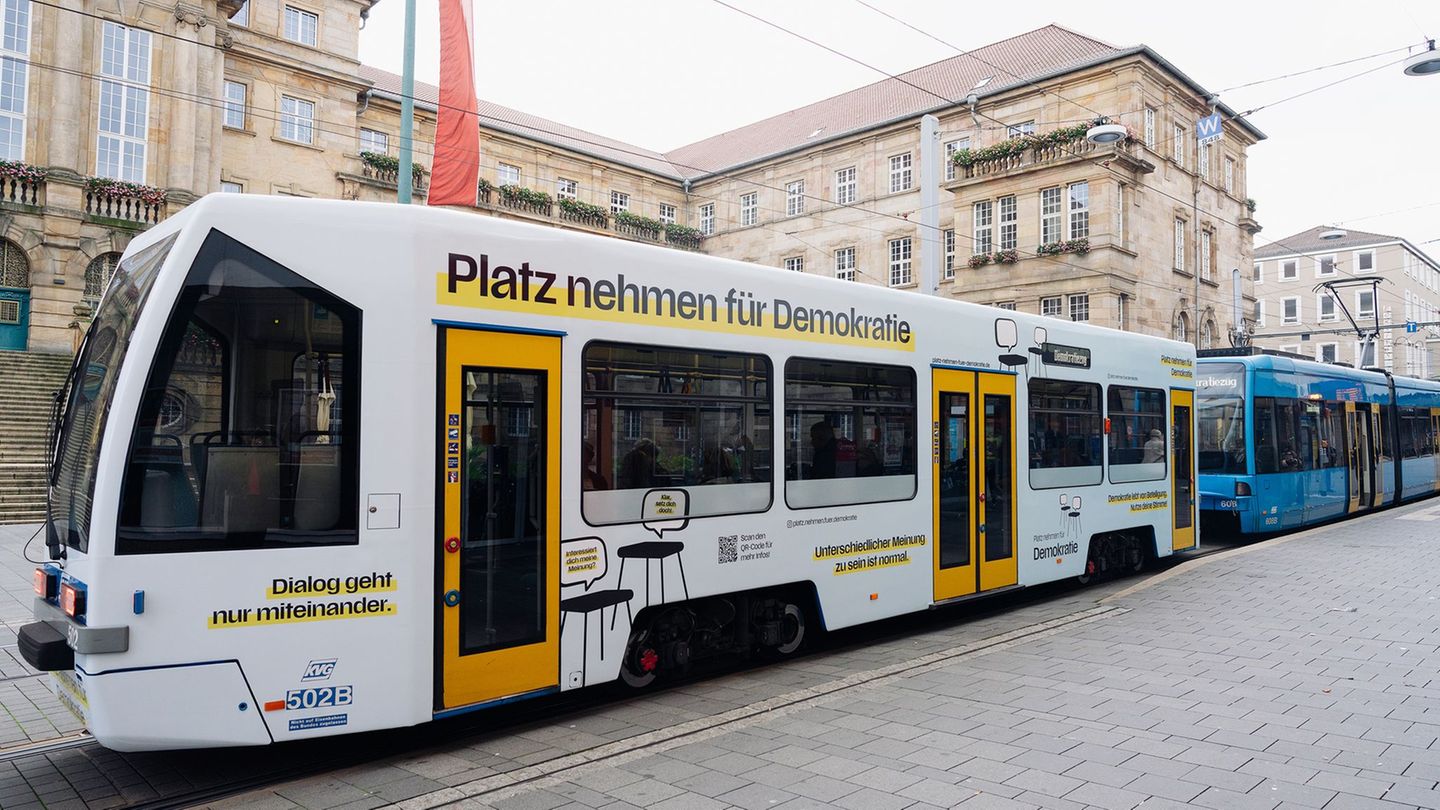 Der Demokratiezug in Kassel ist ein rollender Treffpunkt für offene Debatten. Foto: Can Wagener/Platz nehmen für Demokratie/dpa
