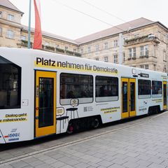 Der Demokratiezug in Kassel ist ein rollender Treffpunkt für offene Debatten. Foto: Can Wagener/Platz nehmen für Demokratie/dpa