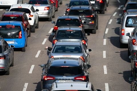 Autofahrer müssen sich am langen Wochenende laut ADAC auf Staus einstellen. (Archvibild) Foto: Marijan Murat/dpa