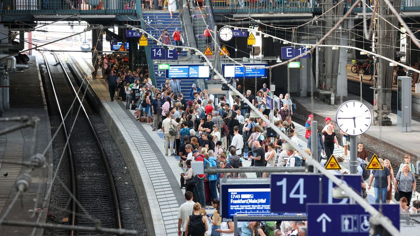 Travel traffic: full trains on weekends – construction sites brake traffic out