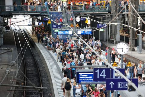 Über das lange Wochenende müssen sich Reisende auf volle Züge einstellen. (Archivbild) Foto: Bodo Marks/dpa