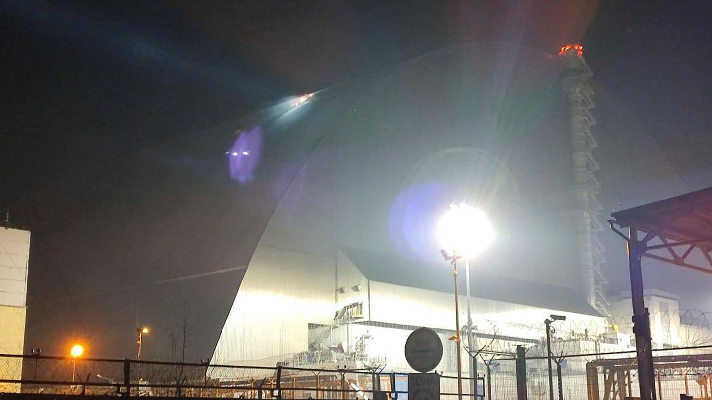Der Sarkophag von Tschernobyl wurde im schon Februar durch eine Drohne beschädigt. (Archivbild) Foto: Uncredited/Ukrainian Emerg
