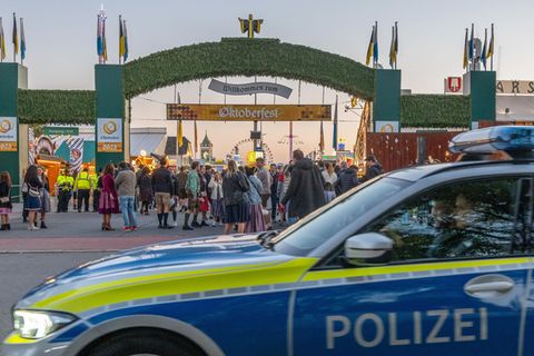 Das Münchner Oktoberfest durfte am Mittwochabend nach einer Bombendrohung wieder öffnen. Foto: Armin Weigel/dpa
