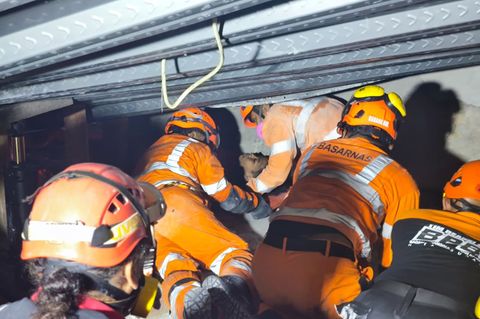 Die Retter haben mehrere Menschen lebend geborgen. Foto: -/Basarnas/XinHua/dpa