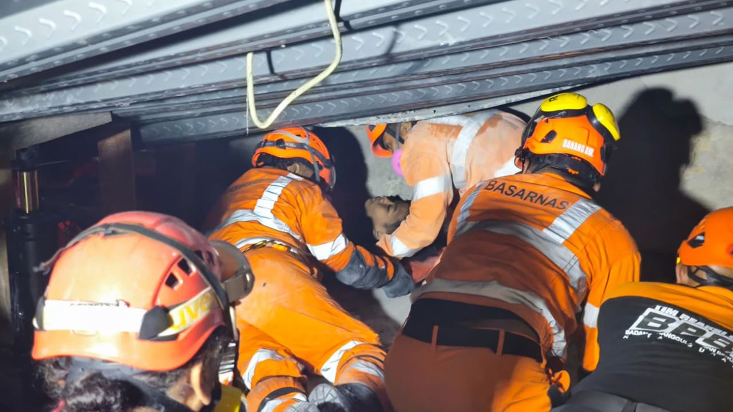 Die Retter haben mehrere Menschen lebend geborgen. Foto: -/Basarnas/XinHua/dpa
